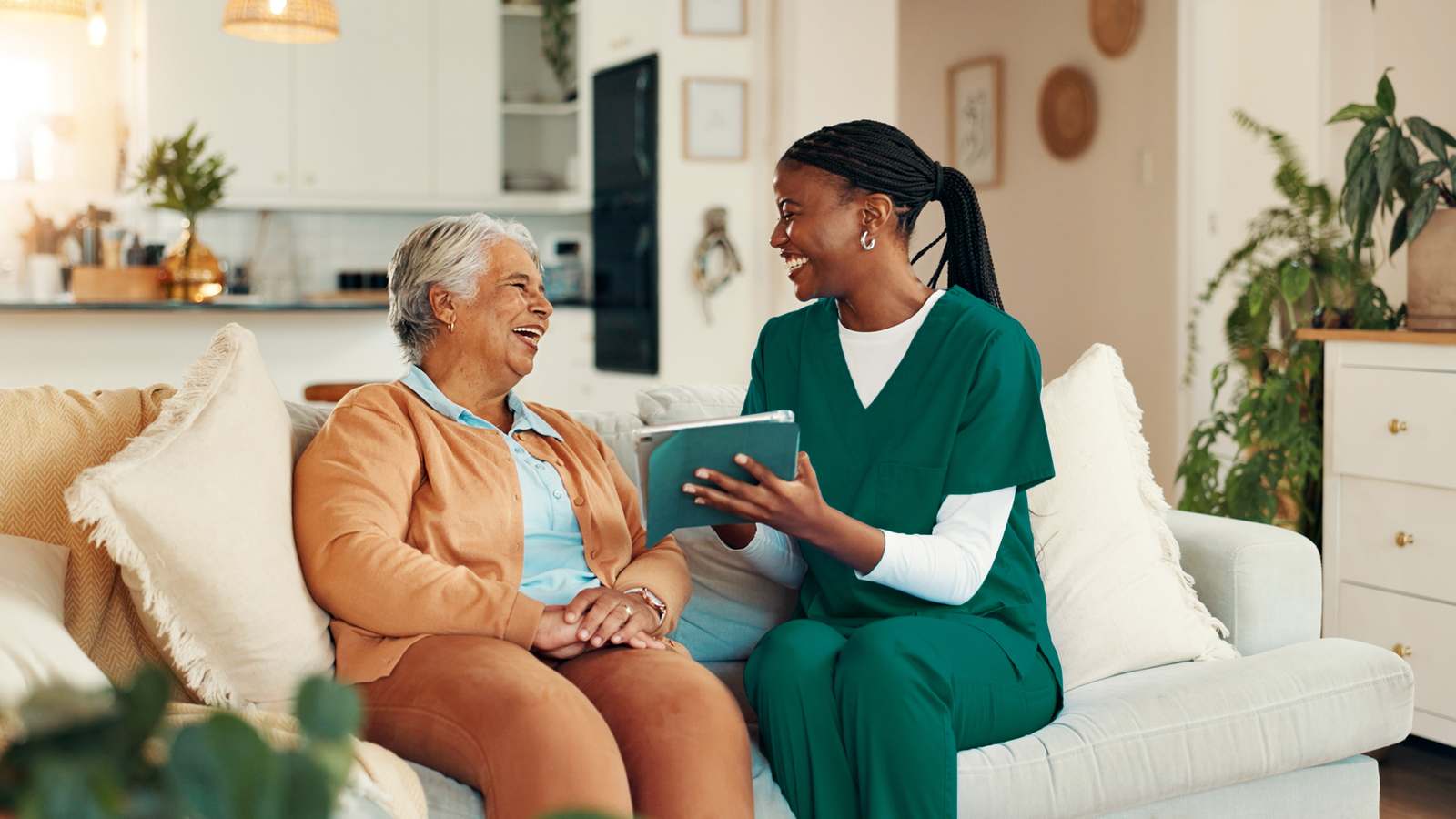 An Amerita nurse supports a patient receiving infusion therapy at home